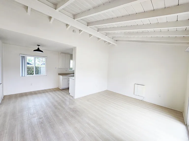 3080 Lincoln St — Photo 3