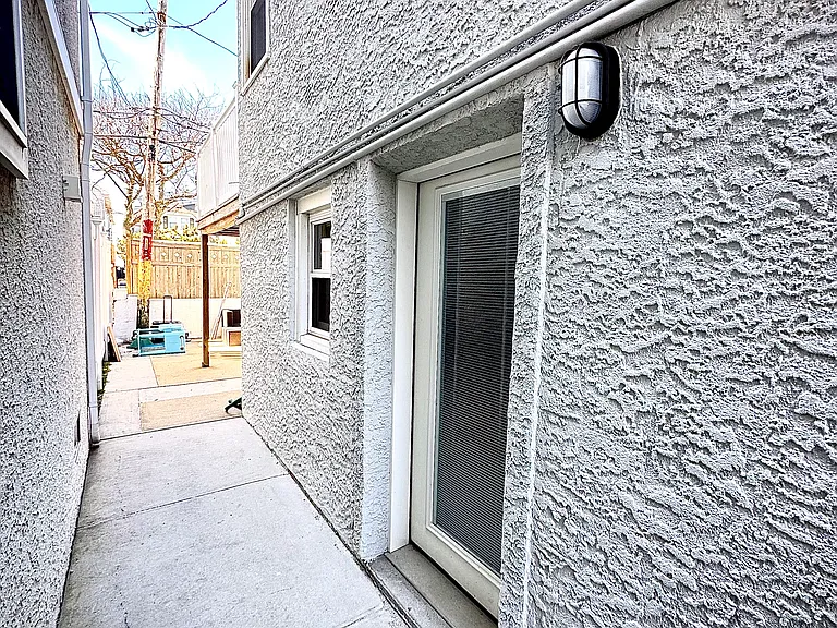 19 Illinois Ave — Photo 1