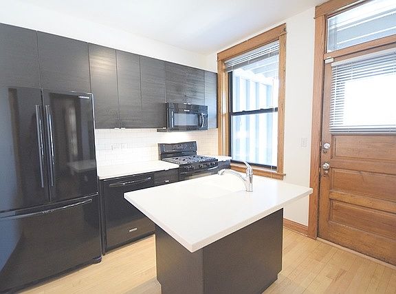 5th image of 4418 N Artesian Ave #1