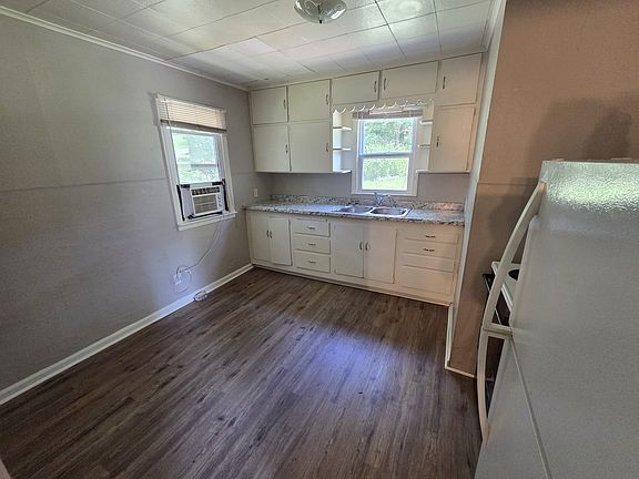4th image of 2922 NE Cates St #1/2