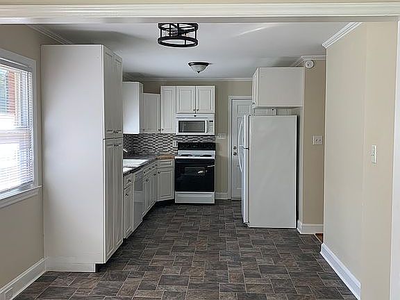 4th image of 102 Greenwood Ave