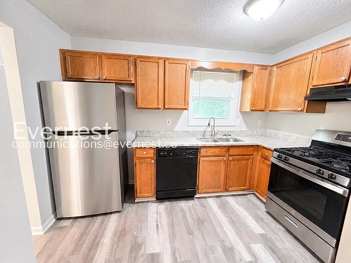 229 Hampton Dr — Photo 3