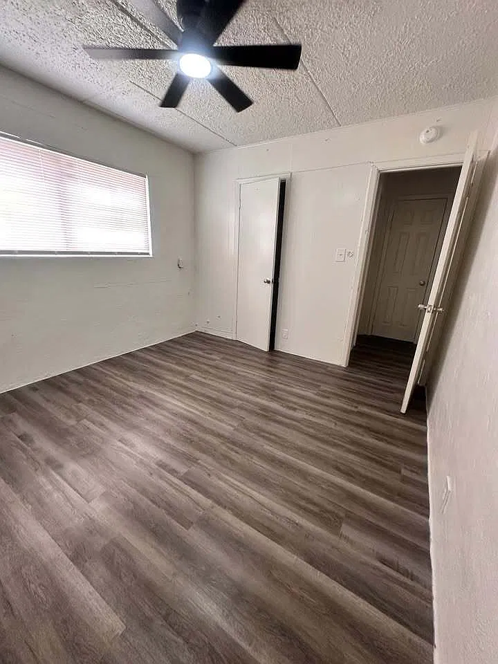 5214 Crane St — Photo 4