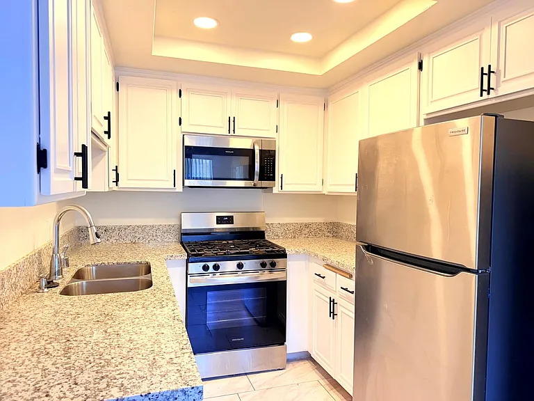 5233 Cartwright Avenue — Photo 2