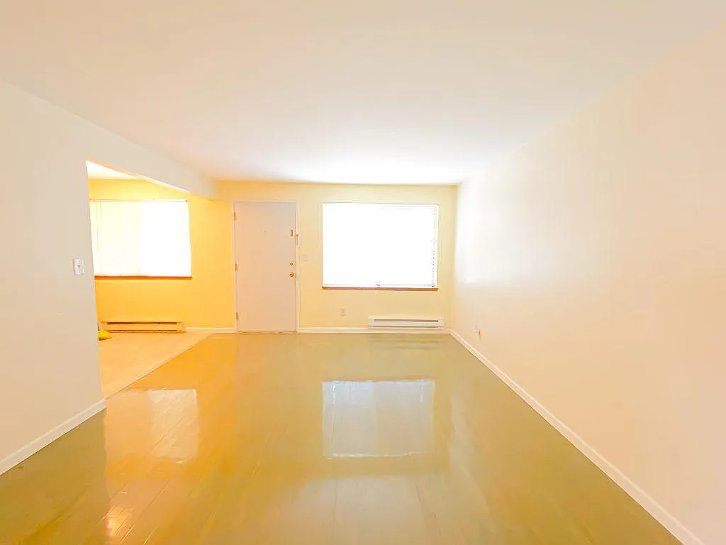 308 NE 45th St — Photo 2