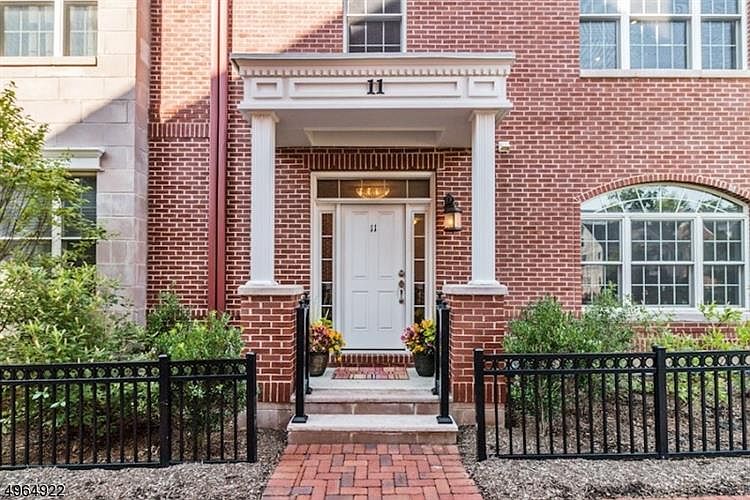 1st image of 11 Bellcourt Pl