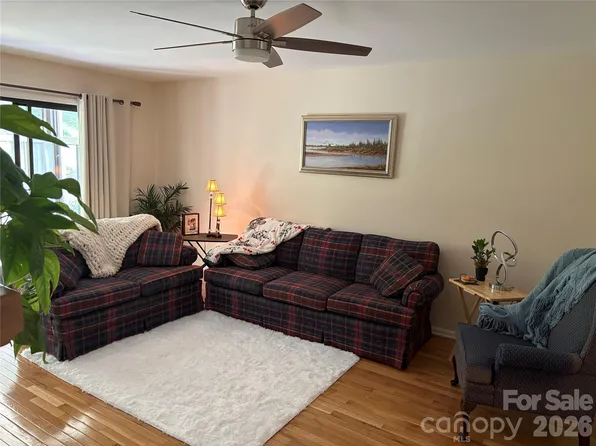 610 Britton Creek Dr, Hendersonville, NC 28791
