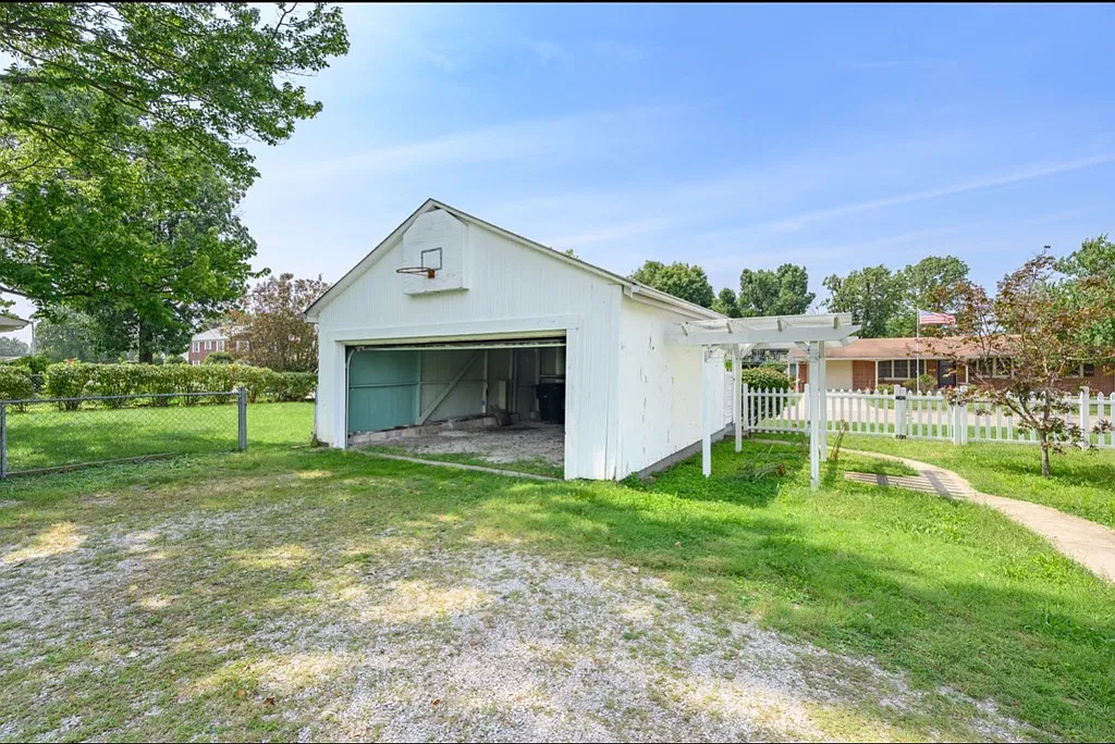 Furnished 3BR/2BA Home Across from Columbus Regional Hospital — Photo 2