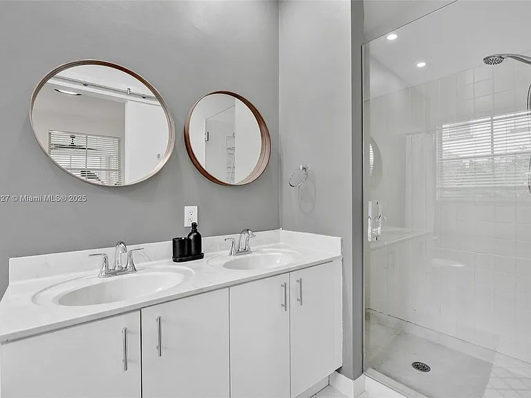 1725 Winterberry Ln — Photo 40