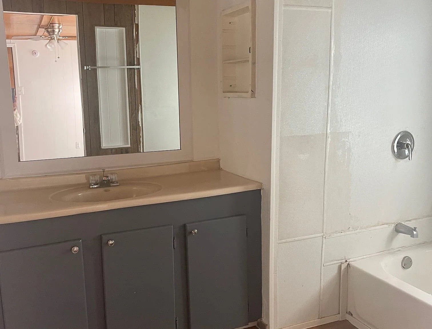 3 bed, 2.0 bath, 924 sqft, $1,250 — Photo 2