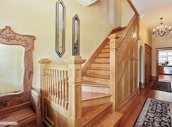 4th image of 25 E Ayres St