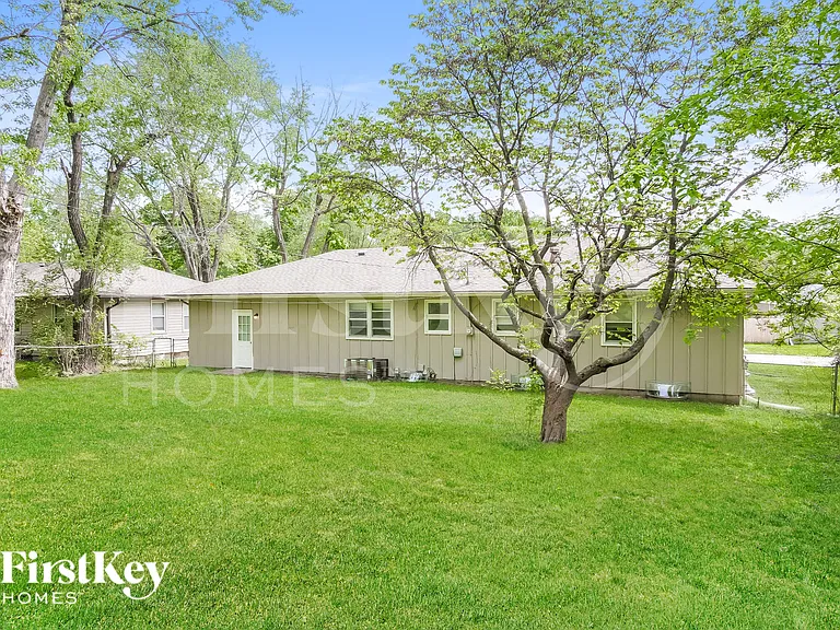 405 SW 11th St — Photo 15