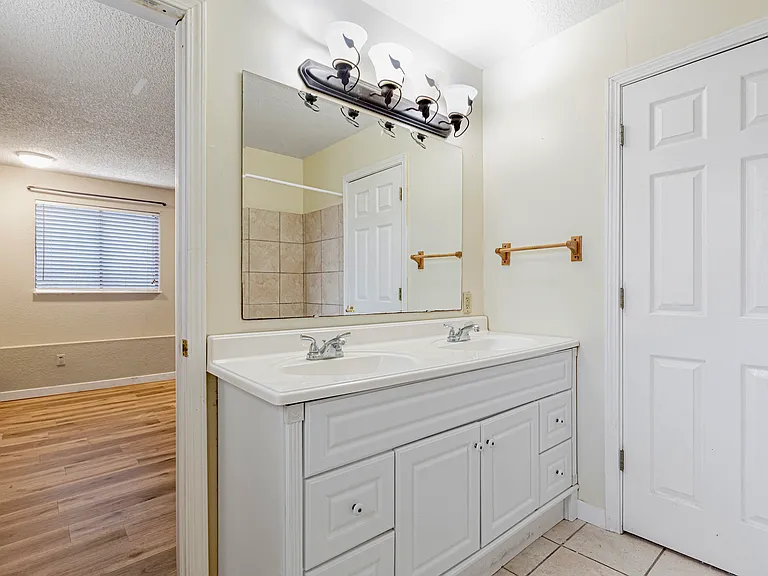double sink vanith in the bathroom