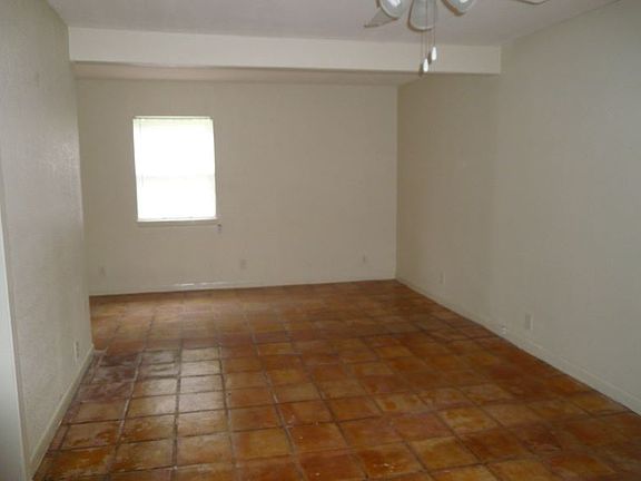 5th image of 704 Villa Dr