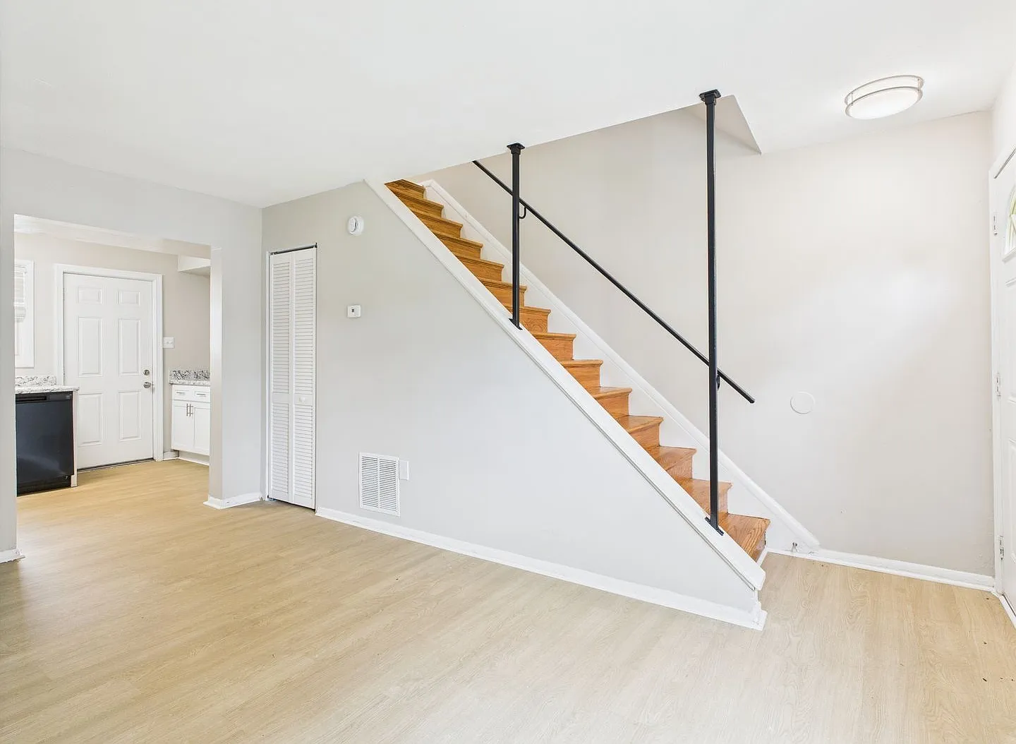 2 bed, 1.0 bath, 975 sqft, $1,295 — Photo 4
