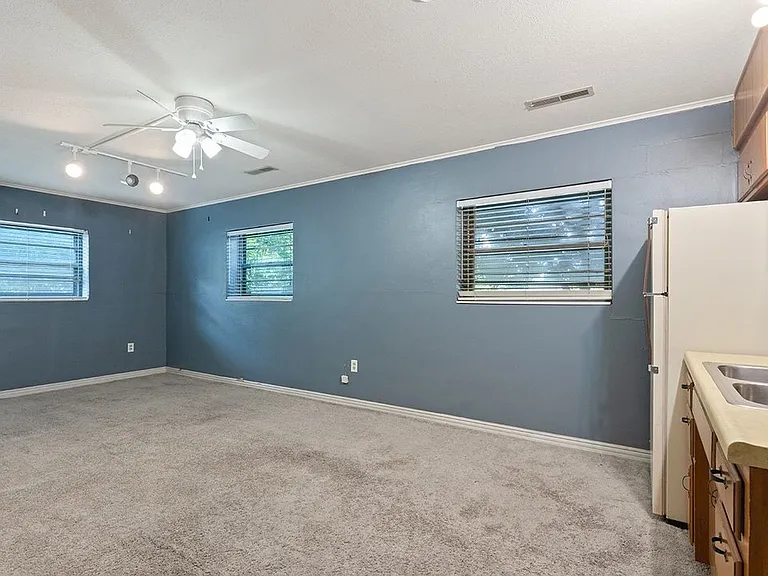 476 N Oliver Ave — Photo 22