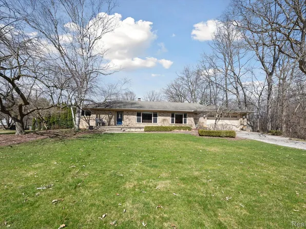 10839 Nine Mile Rd, Whitmore Lake, MI 48189
