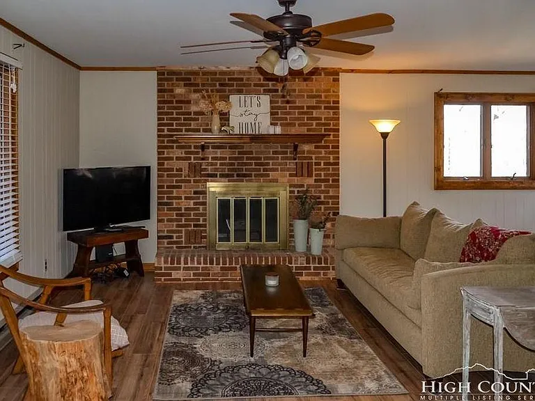354 Maplewood Cir — Photo 2