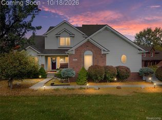 13552 Windmoor Dr, South Lyon, MI 48178