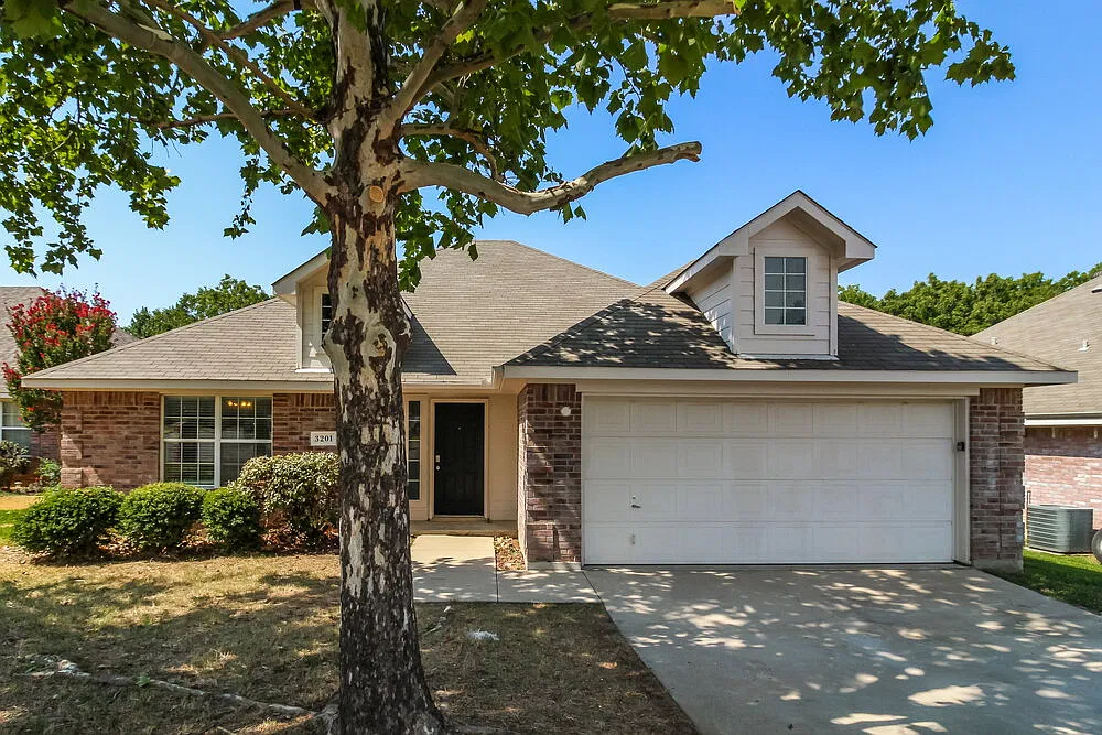 3 bed, 2.0 bath, 1545 sqft, $1,955 — Photo 1