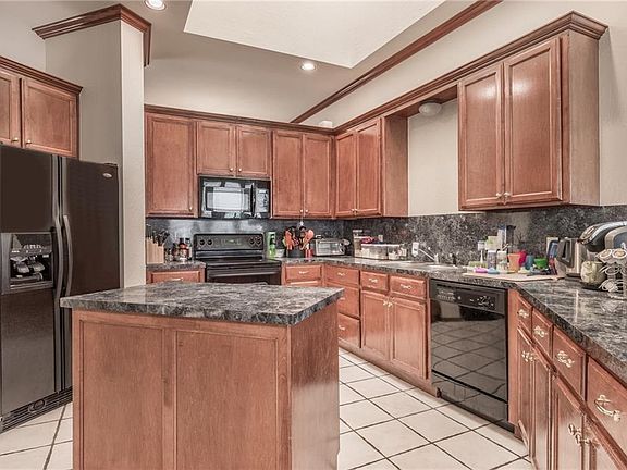 5th image of 824 Elm Creek Dr