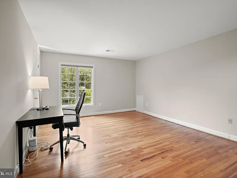 9809 Hall Rd — Photo 32