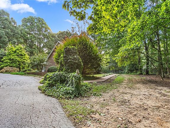 4th image of 223 Wendy Oak Rd