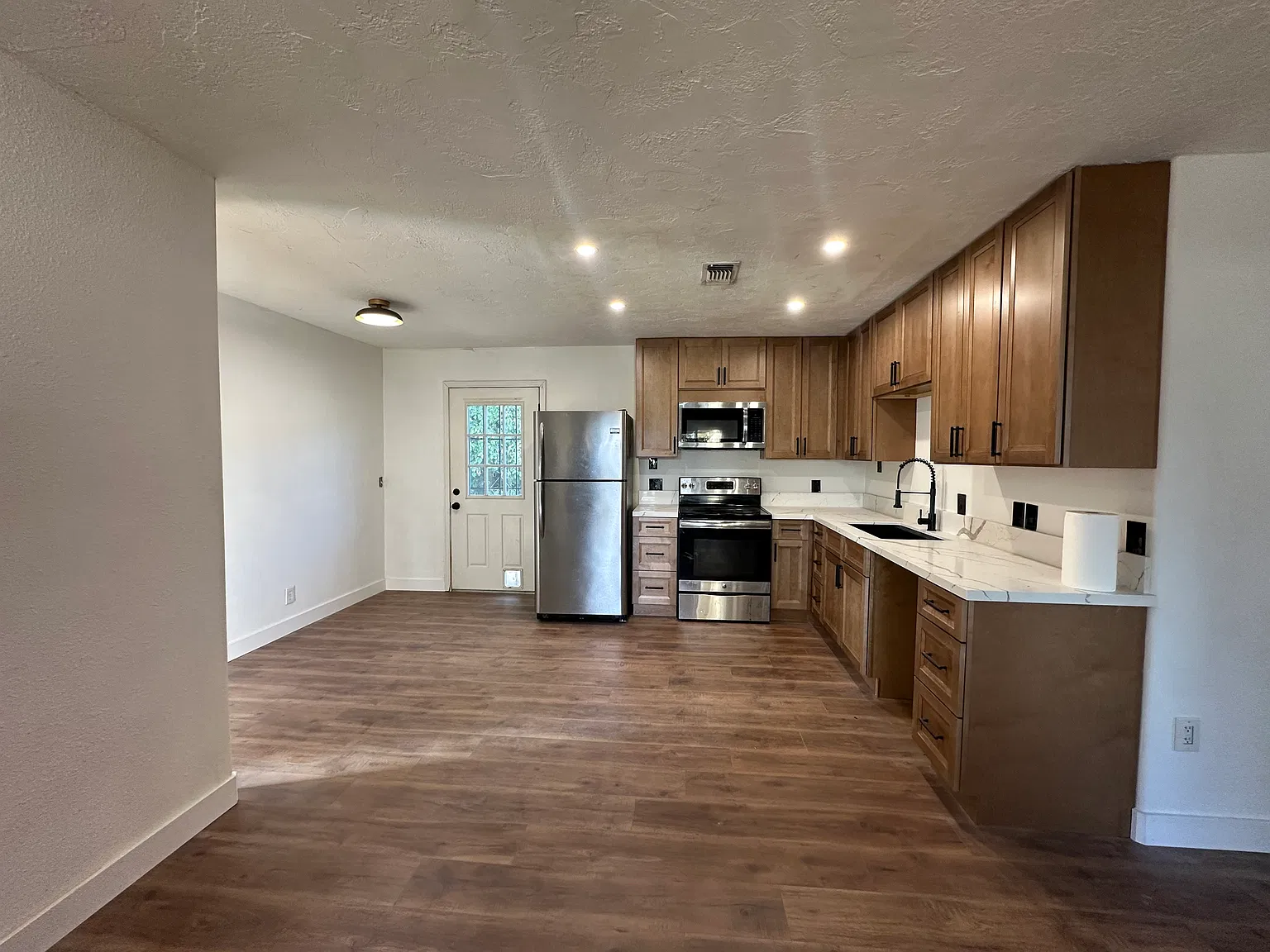 3 bed, 1008 sqft, $1,800 — Photo 4