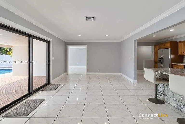 913 SW 49th Ave — Photo 6