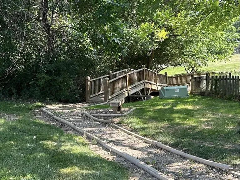 505 NW Highcliffe Dr — Photo 38