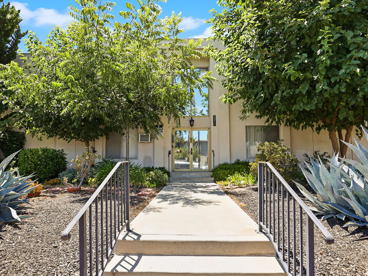 2 bed, 1.5 bath, 1000 sqft, $2,595 — Photo 2