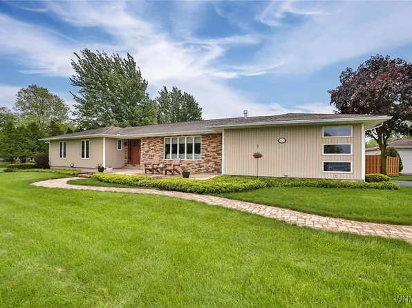 6620 Heather Dr, Lockport, NY 14094