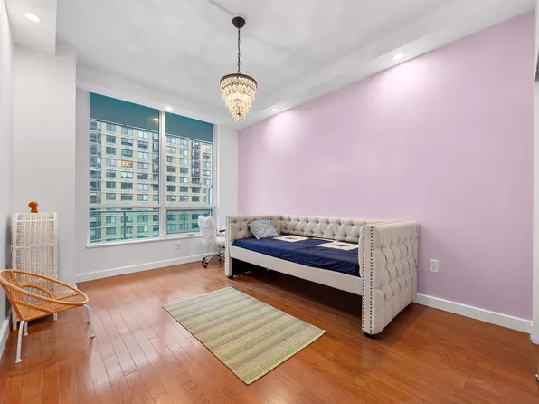 20 Newport Parkway image 9 of 19