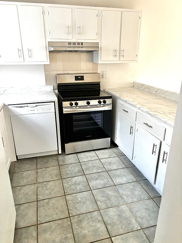 Spacious & clean two bedroom unit in a quiet, safe and well maintained building. — Photo 1