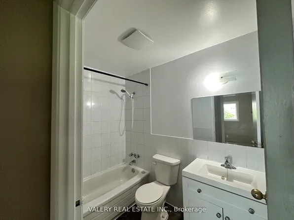 9 Lowndes Ave #1, Georgina, ON L4P 3K2