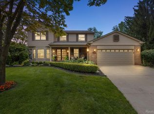 1223 Valley Stream Dr, Rochester Hills, MI 48309