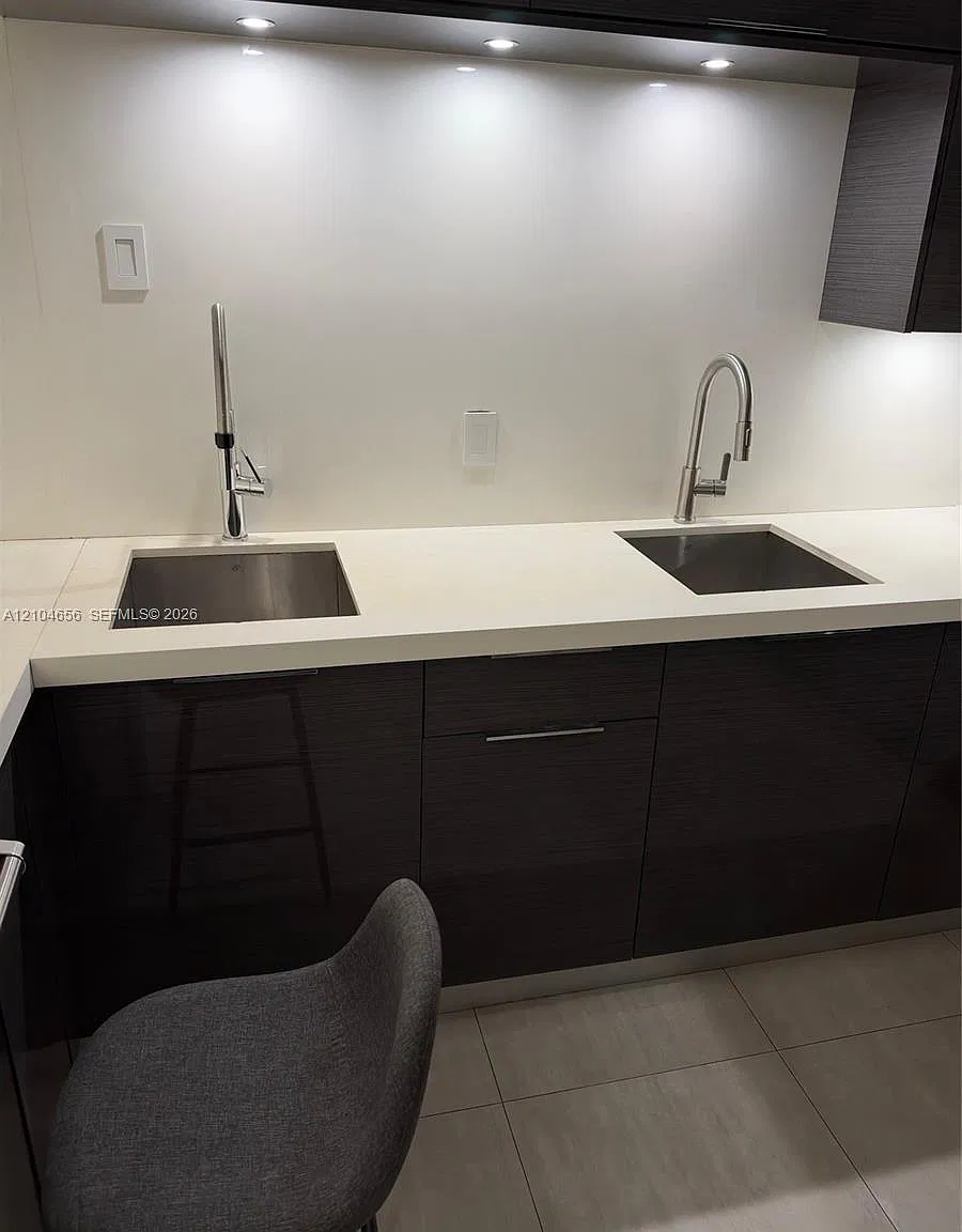 Balmoral Condo — Photo 3