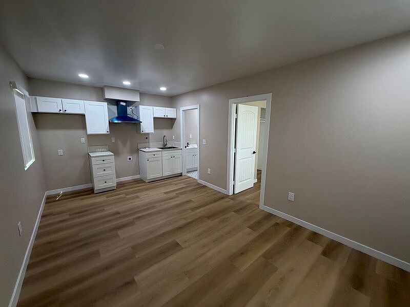 1st image of 251 W 5th Ave
