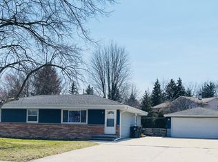 618 E Wisconsin Ave, Pewaukee, WI 53072