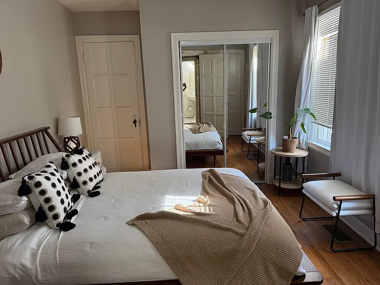 bedroom with queen size bed