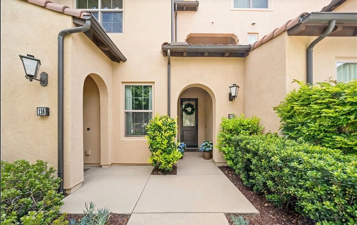2 bed, 2.5 bath, 1251 sqft, $3,850 — Photo 2
