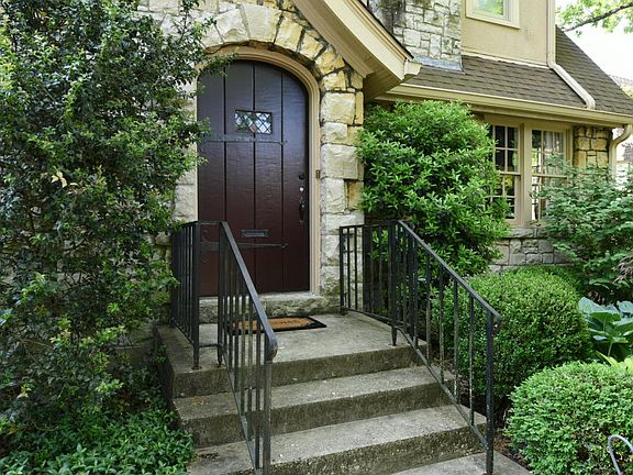 3rd image of 2120 Woodford Pl