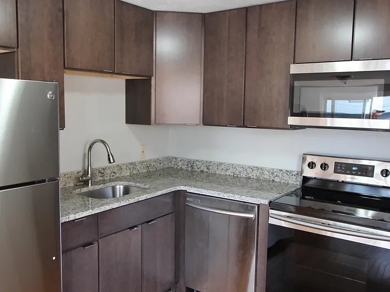 460 Saratoga Street Apartments — Photo 11