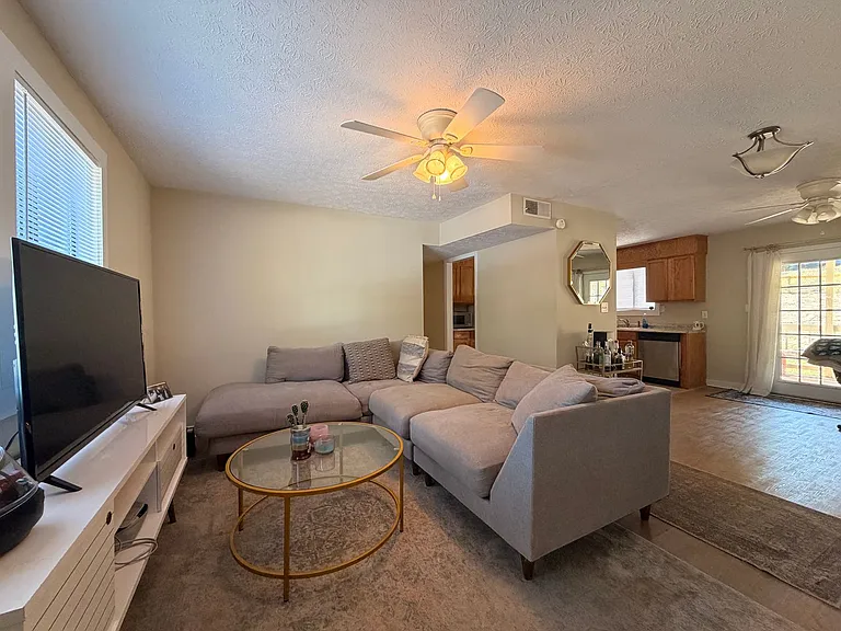 102-104 Welch Pl — Photo 2
