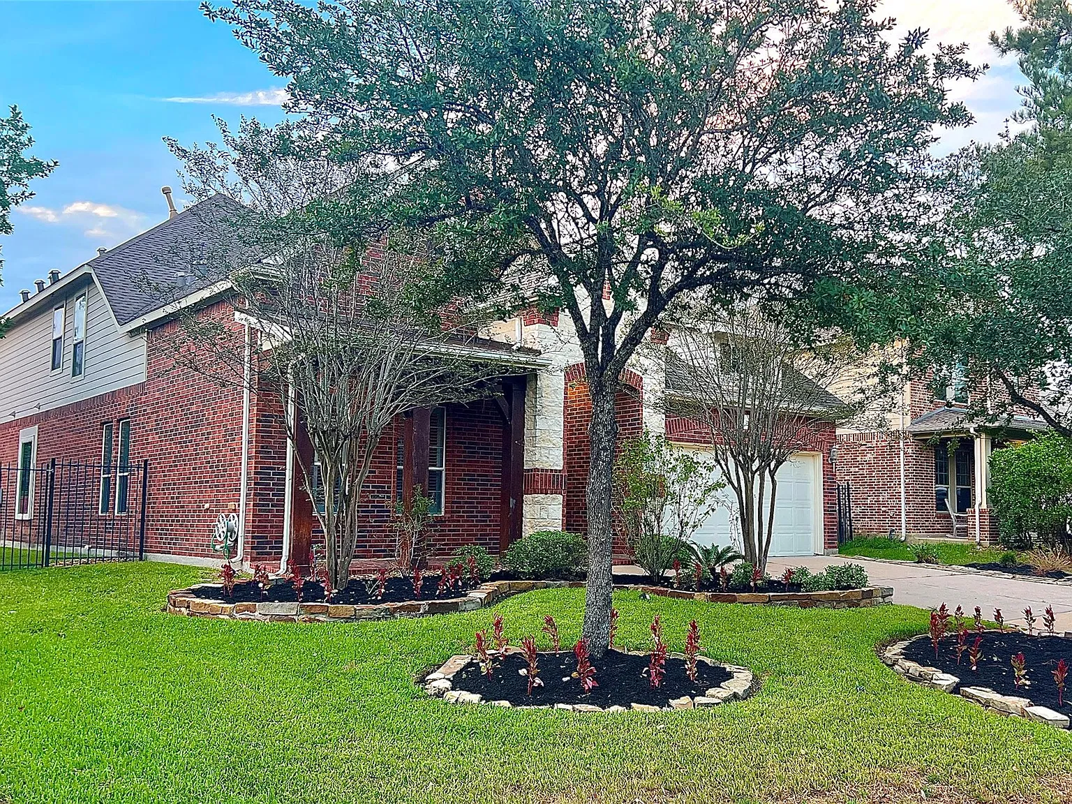 4 bed, 3.5 bath, 3307 sqft, $4,700 — Photo 2