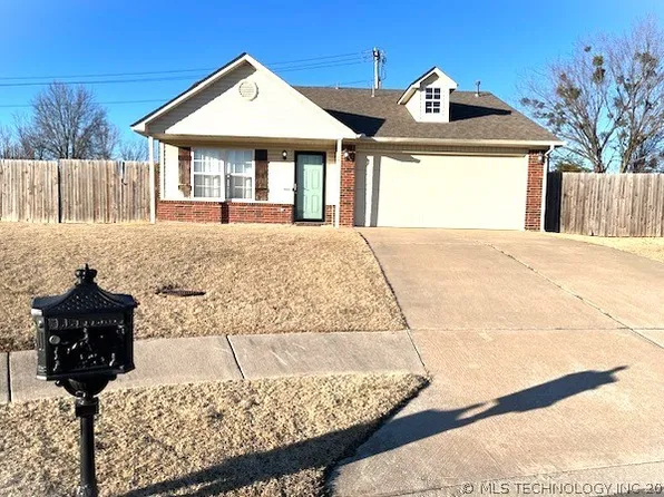 1105 SE 22nd St, Pryor, OK 74361