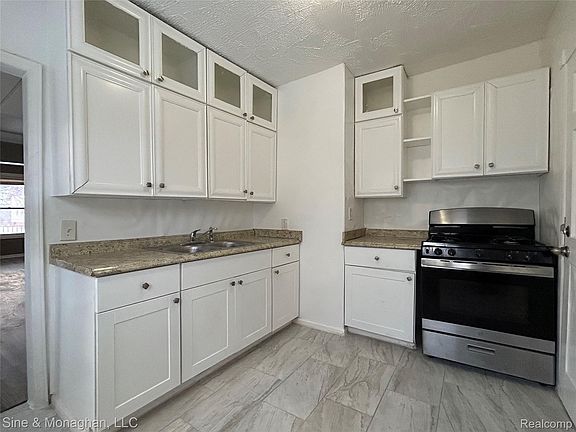 5th image of 12890 Sussex St