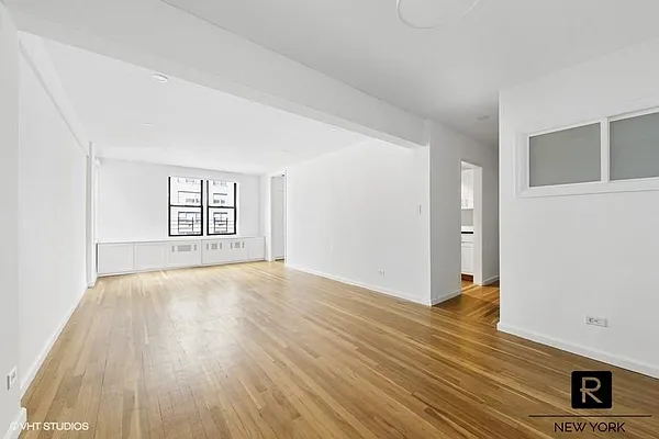 Sold by R New York | media 9