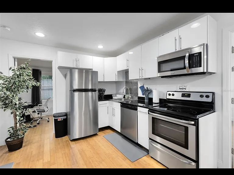 Pinegrove Ave — Photo 4
