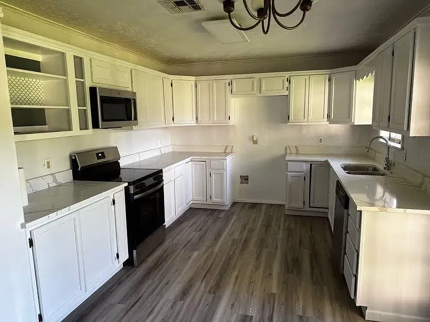 4 bed, 1912 sqft, $2,100 — Photo 2